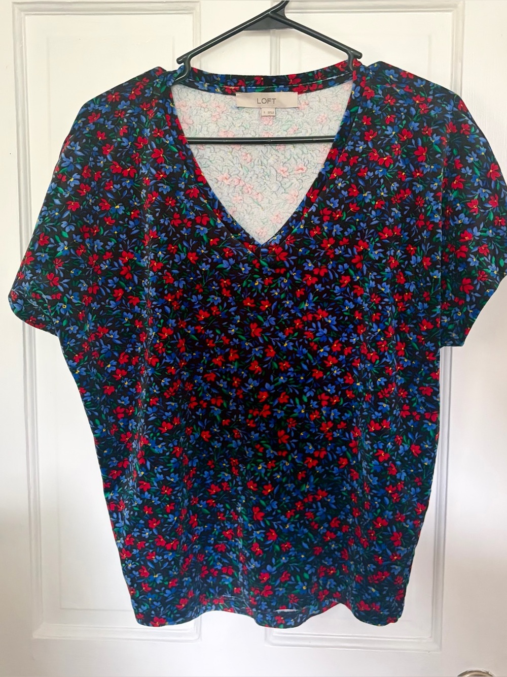 Floral blouse with red and blue flowers, Size s fr Loft - Picture 2 of 4
